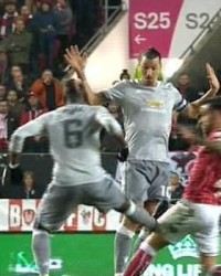  里昂队长红牌染红遭停赛三场处罚  